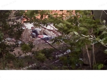 В Мелитополе возле школы бомжи пугают детвору (фото, видео)