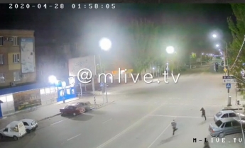 Люди в надвинутых капюшонах - что попало на камеру в момент нападения на кафе в Мелитополе  (видео)