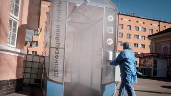 На Буковине возле больницы установили специальный тоннель, который убивает вирусы: фото