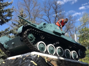 В Мелитополе танк на Братском кладбище изменит цвет (фото, видео)
