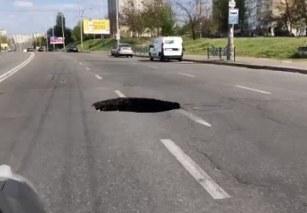 Это жесть: сеть взбудоражило видео "черной дыры" посреди дороги в Киеве