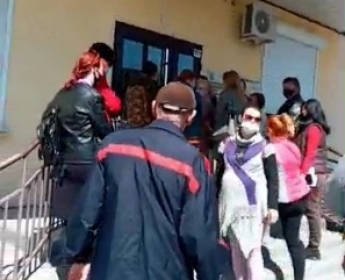 Безопасность на грани фантастики - в Мелитополе штурмуют админцентр (видео)