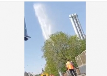 В центре Киева прорвало трубу: возник "фонтан" в 30 м (видео)