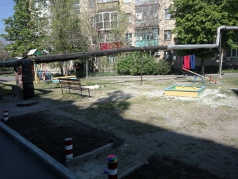 В Мелитопольской многоэтажке исчезла детская площадка (фото)