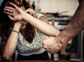 Днепрянин избил девушку и приковал её наручниками (Фото)