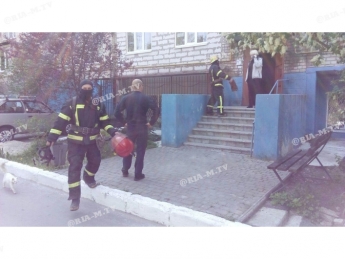 В Мелитополе спасатели по лестнице пытаются попасть в квартиру многоэтажки (фото)