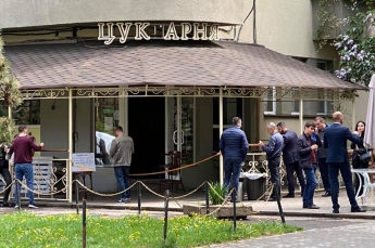 Десятки "Велюров": журналист показал, как в Ужгороде кафе нарушают карантин. Фото