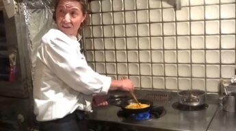 Люди увидели, как готовится японский омлет, и тут же вынесли вердикт - "мерзость" (фото, видео)