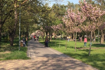 В Киеве во время карантина массово ринулись в парки с детьми. Фото и видео