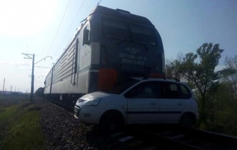 На Днепропетровщине поезд протаранил авто, есть жертвы (видео)