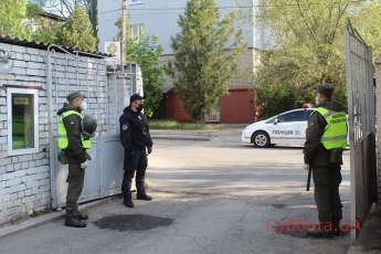 В Запорожье больницу, где лечатся пациенты с коронавирусом, охраняет полиция (фото)