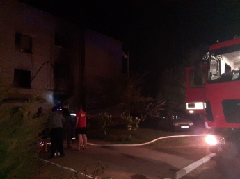 Спасатели вывели из горящего дома беременную женщину (фото)