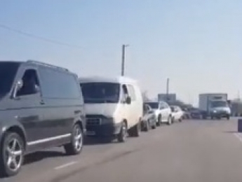 На южном блок-посту по дороге на Кирилловку пробка (видео)