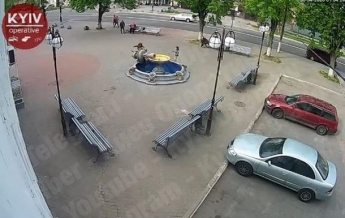 Под Киевом женщина с ребенком залезла на фонтан и сломала его (видео)