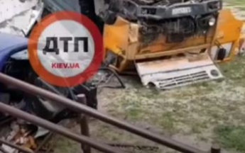 Под Киевом "Камаз" врезался в легковушку в жилом районе: видео смертельного ДТП