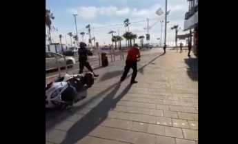 Израильский полицейский усмирил электрошокером русскоязычного хама на улице. Видео