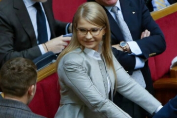Роковая Тимошенко забыла о правилах приличия и понежилась на диване: "Снимайте туфли!"