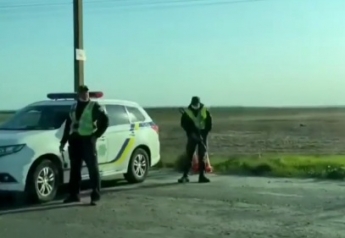 Пост "для галочки". Курортники потешаются над карантинным запретом на въезд в Кирилловку (видео)