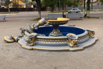 Полиция нашла женщину, феерично развалившую фонтан в Боярке (фото, видео)