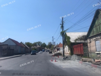 В Мелитополе тротуары в частном секторе укладывают плиткой (фото, видео)