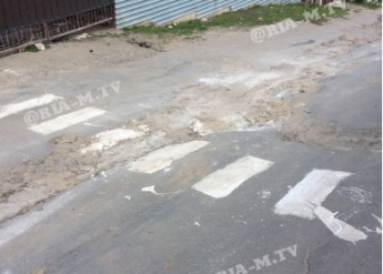 Курьёзы. В Мелитополе горожане сами рисуют возле дворов дорожную разметку (фото)