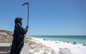 По пляжам Флориды ходит "смерть с косой"