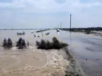 В Казахстане из-за прорыва дамбы затоплены населенные пункты и тысячи гектаров земли (видео)