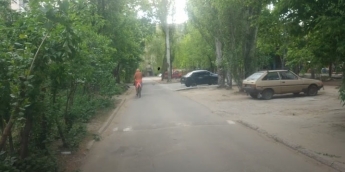 В Мелитополе полуголый мужчина на велосипеде пугал прохожих своими криками (видео)