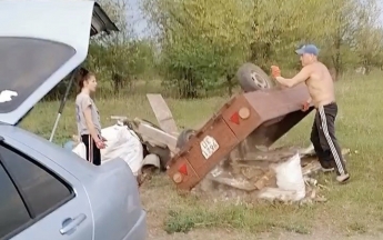 В Запорожье пара выгрузила мусор на поле возле кладбища: их разыскивает полиция (ВИДЕО)