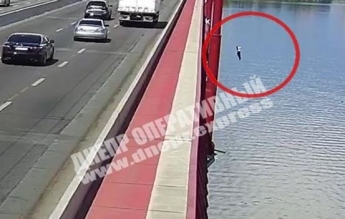 Появилось видео самоубийства на мосту в Днепре