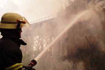 В Запорожье горело четырехэтажное здание на Заводе подъемно-транспортных машин (ФОТО, ВИДЕО)