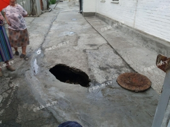 В Мелитополе женщина провалилась под землю в собственном дворе (фото)