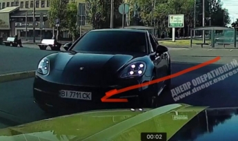 В Днепре водитель на Porsche регулярно создает аварийные ситуации (видео)