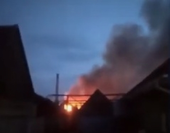 Два пожарных расчета тушили масштабный пожар в Мелитополе (фото, видео)