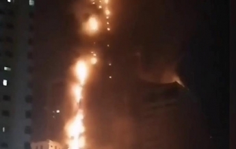 В ОАЭ пожар охватил почти весь небоскреб (эксклюзивное видео)