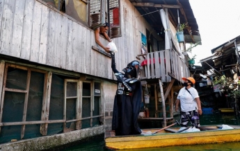 Дарт Вейдер следит за соблюдением карантина в филиппинской деревушке