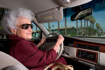 На Закарпатье пенсионерка устроила "тест-драйв" на кабриолете и стала звездой сети: забавное видео