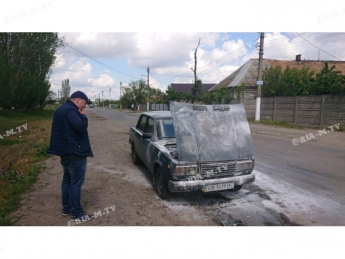 В Мелитополе водитель сам потушил загоревшийся автомобиль (фото)
