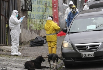 Улицы Эквадора заполнили тела умерших от COVID-19. Фото 18+