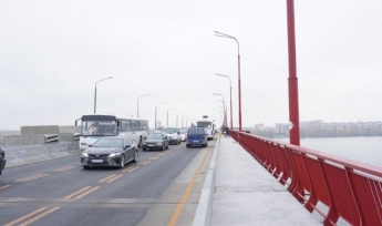 В Днепре на Новом мосту у грузовика оторвало колесо: видео момента