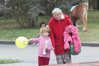 Просит деньги у прохожих: появились тревожные данные о судьбе дочери самой старой матери в Украине, фото