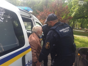 Нацгвардейцы помогли вернуться домой 93-летней женщине, которая заблудилась в центре Запорожья