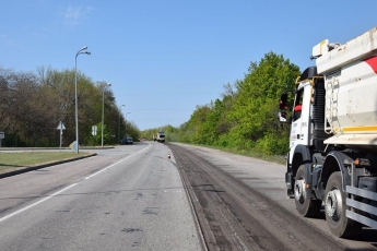 Трассу от Мелитополя до Запорожья ремонтируют текущим и средним ремонтом (фото, видео)