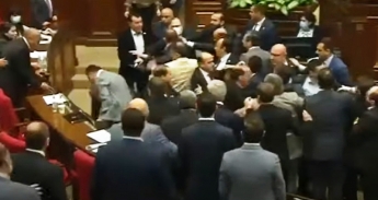 Я для вас не дядя: депутаты устроили драку в парламенте Армении, видео