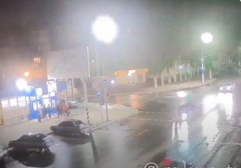 Летел, как кукла – в Мелитополе на проспекте пешехода сбила машина (видео)