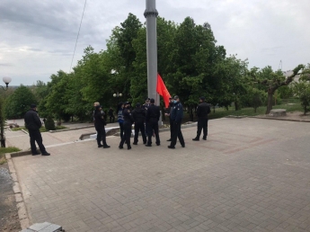 В Мелитополе полиция конфисковала красные флаги и увезла пенсионера в горотдел (фото, видео)