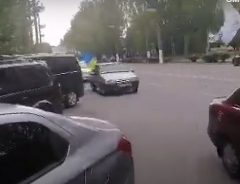 Несколько десятков машин в Мелитополе проехали с включенными сигналами возле Братского кладбища (видео)