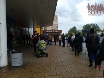 В Запорожье, в канун праздничных выходных, перед супермаркетами растягивались длинные очереди (фото)