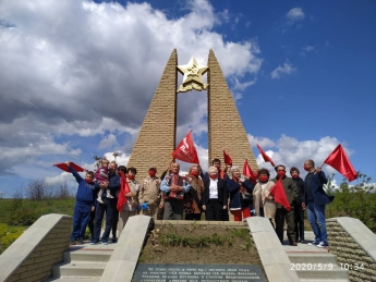 На мемориале Вотан под Мелитополем левые с красными флагами устроили салют (фото, видео)
