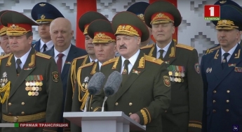 Лукашенко в разгар пандемии устроил парад Победы: фото и видео